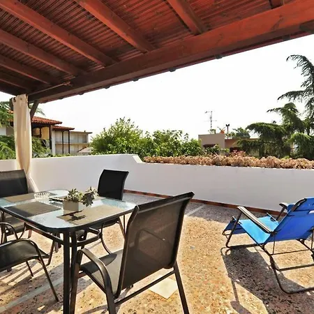 Apartment Private With Spacious Garden & Veranda - Flogita