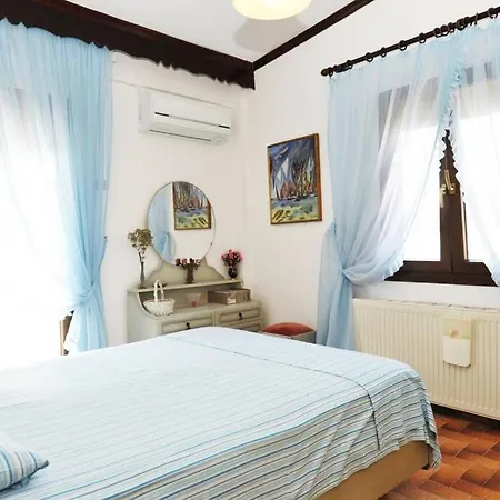 Private With Spacious Garden & Veranda - Flogita