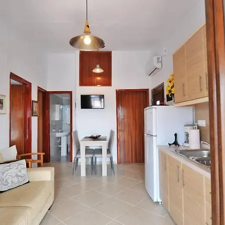 Private With Spacious Garden & Veranda - Apartment *