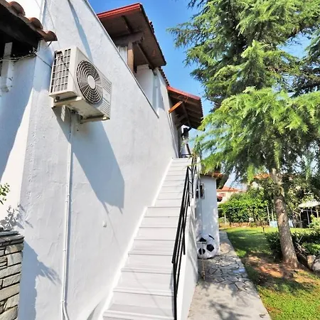 Private With Spacious Garden & Veranda - Flogita