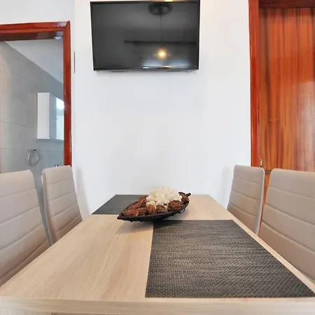 Apartment Private With Spacious Garden & Veranda - *