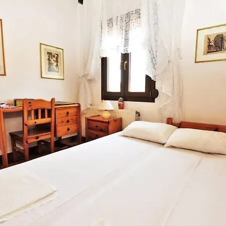Private With Spacious Garden & Veranda - Apartment