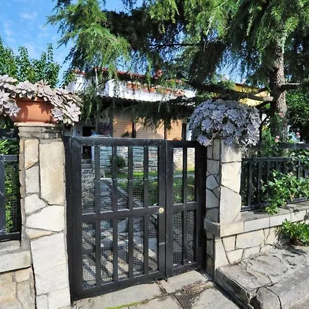 Apartment Private With Spacious Garden & Veranda -