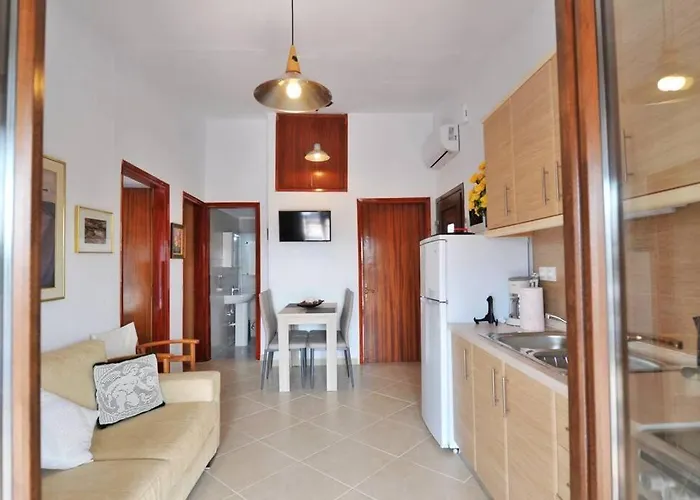 Private With Spacious Garden & Veranda - Apartman *