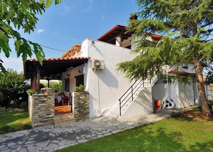 Private With Spacious Garden & Veranda - Apartman