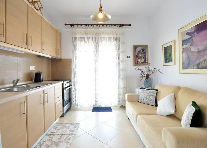 Private With Spacious Garden & Veranda - * Flojitá