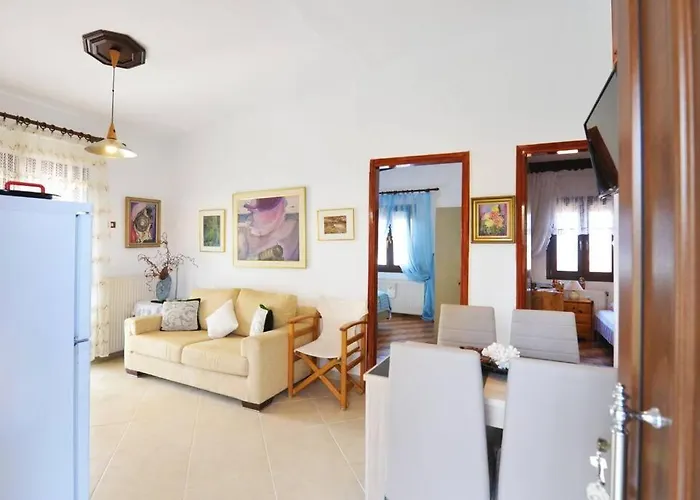 Private With Spacious Garden & Veranda - Apartman *