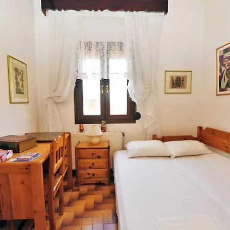 Private With Spacious Garden & Veranda - Apartment Flogita