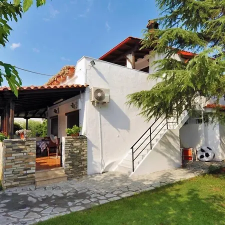 Private With Spacious Garden & Veranda - شقة