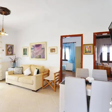Private With Spacious Garden & Veranda - شقة *