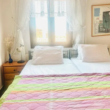 Private With Spacious Garden & Veranda - Flogita