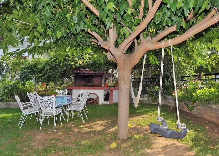 Private With Spacious Garden & Veranda -