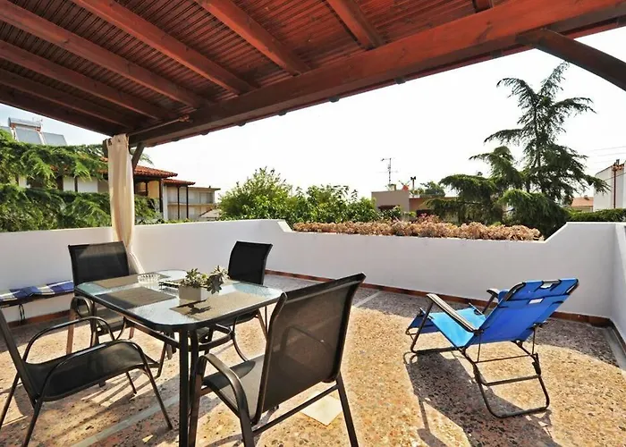 Apartament Private With Spacious Garden & Veranda - Flogita