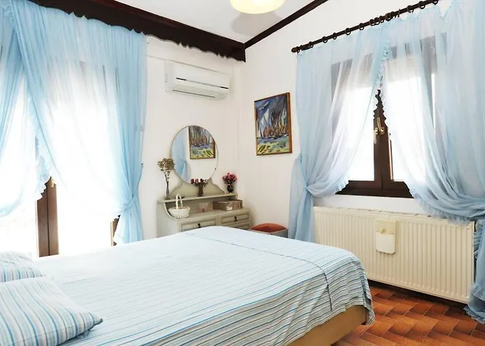 Private With Spacious Garden & Veranda - Flogita