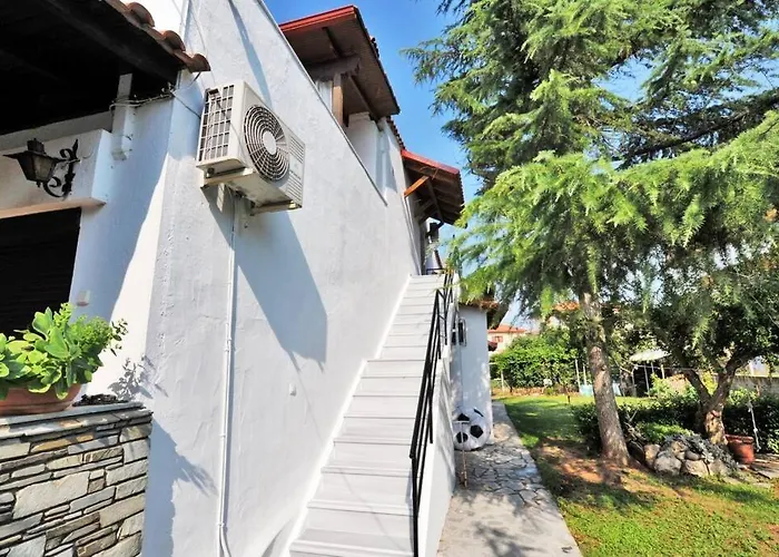 Private With Spacious Garden & Veranda - Flogita