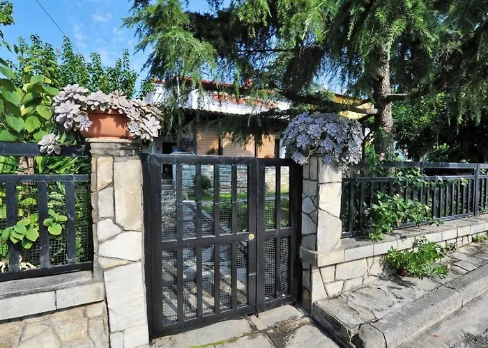 Apartament Private With Spacious Garden & Veranda -